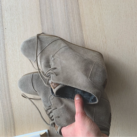 Tom’s heels - Picture 2 of 3